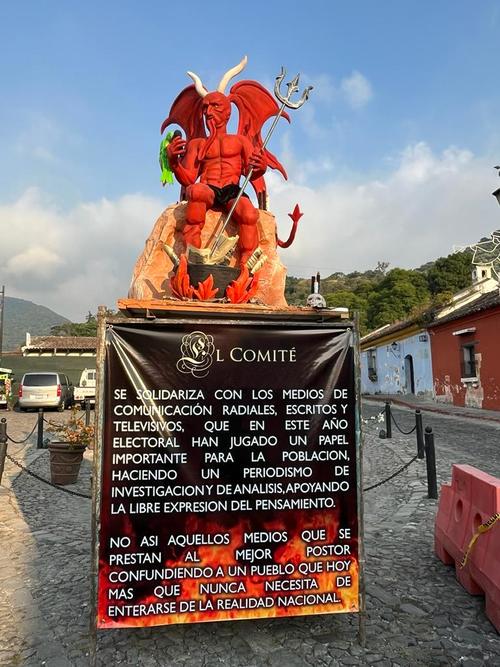 Quema del diablo, Antigua Guatemala, periodistas 