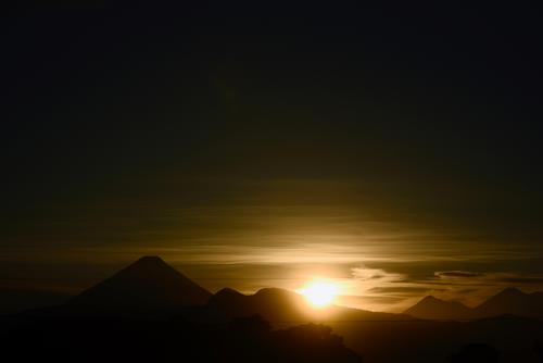 El sol se oculta detrás de los volcanes de Fuego y Acatenango. (Foto: Wilder López/Soy502)