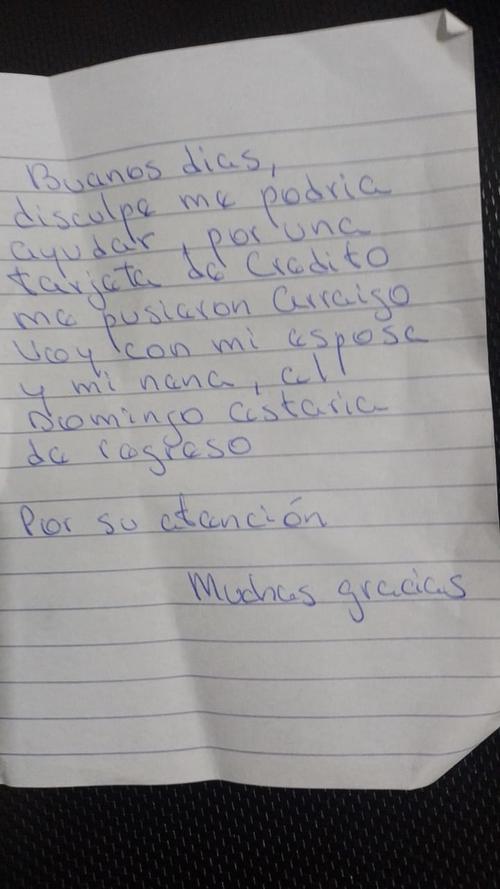 Esta es la curiosa nota con la que un viajero intentó sobornar en el interior de un Aeropuerto La Aurora. (Foto: Instituto Guatemalteco de Migración)