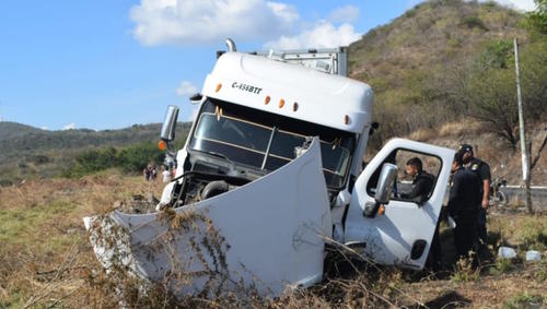 El conductor de un tráiler que estuvo involucrado en un accidente de tránsito en la ruta al Atlántico, fue detenido por las autoridades. (Foto: Bomberos Municipales Departamentales)