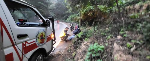 Un motorista se accidentó en la bajada las Cañas, rumbo a la Antigua Guatemala. (Foto: Bomberos Voluntarios)
