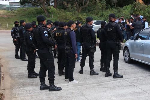 Varios agentes de la PNC acudieron al condominio San Miguel Buena Vista, en Santa Catarina Pinula, luego de la denuncia de robo a una de las casas. (Foto: PNC)