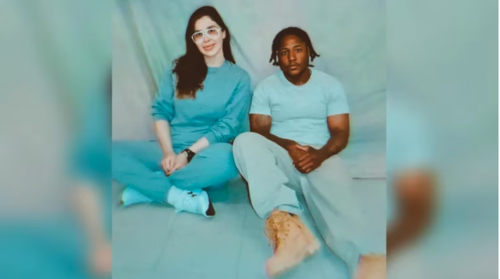 Las fotos llaman la atención por la presencia de un hombre al lado de Emma Coronel, quien podría ser otro prisionero y no debería estar en el sector femenino de la prisión. 