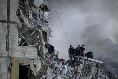 Al menos cinco civiles perdieron la vida en el ataque al edificio de apartamentos. (Foto: AFP)
