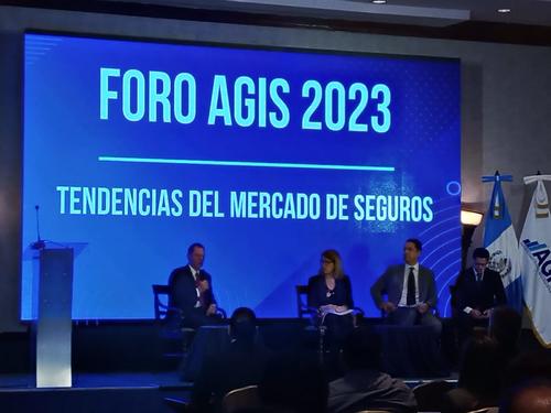 Representantes internacionales de aseguradoras expusieron las tendencias para 2023 durante un foro organizado por Agis. (Foto: Heidi Loarca/Soy502)