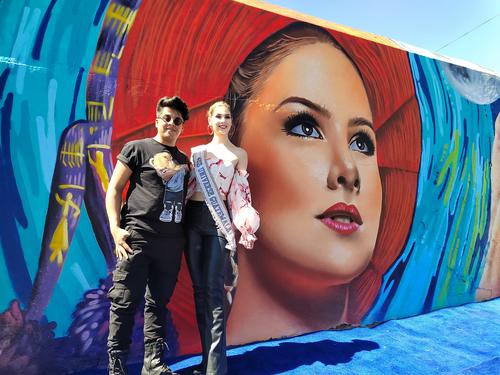 Ivana Batchelor y Dany Art junto al mural. (Foto: Región Más Noticias)
