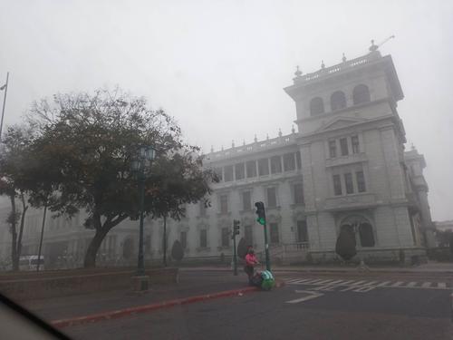 En el Centro Histórico así se observa la neblina. (Foto: Gustavo Méndez/Soy502)