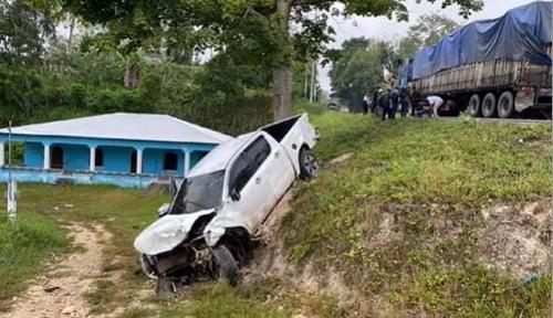 Uno de los picops terminó a un lado de la carretera. (Foto: El Gráfico de Oriente)