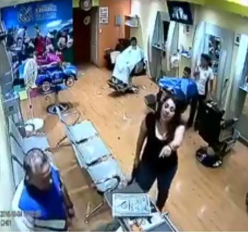 Un peluquero fue golpeado por Jorge García Paiz. Todo quedó grabado en video. (Foto: captura de pantalla)
