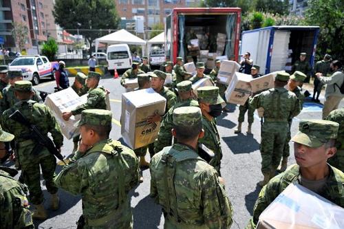 El Ejército participa en la distribución de las papeletas. (Foto: AFP)