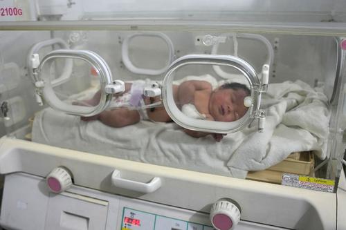 Tras el rescate, la bebé permanece en una incubadora bajo observación médica en donde se recupera. (Foto: AFP)