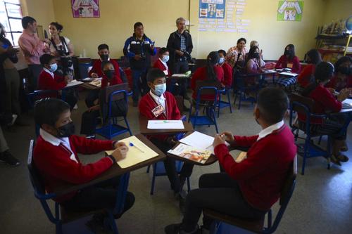 Los estudiantes se reúnen en grupos para realizar las actividades literarias. (Foto: Wilder López/Soy502)