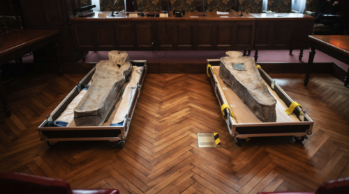 Los sarcófagos descubiertos durante la reconstrucción de la catedral. (Foto: AFP)