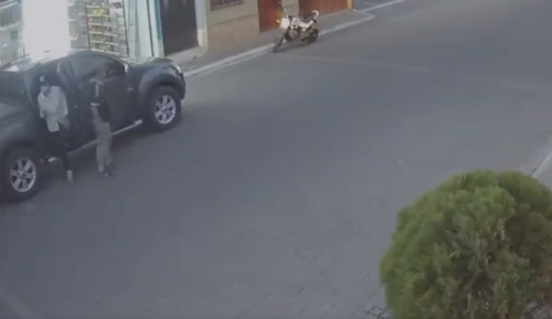 Este es el vehículo en el que viajaban los dos hombres que cometieron un robo, en el interior de una librería en El Progreso. (Foto: captura de video)