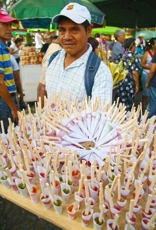 Los vendedores de chupetes recorren los principales cortejos procesionales ofreciendo estos dulces. (Foto: Pinterest)