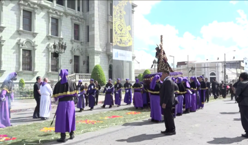 El anda de Jesús Nazareno de los Milagros hizo un breve recorrido en la Plaza de la Constitución. (Foto: captura de pantalla)