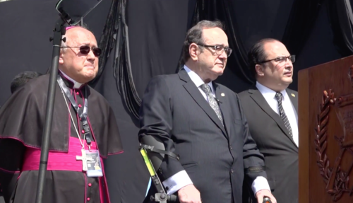 El Nuncio Apostólico Francisco Montecillo (Izq.), el presidente Giammattei (centro) y el canciller, Mario Búcaro (Der.) durante el acto oficial. (foto: Captura de pantalla)