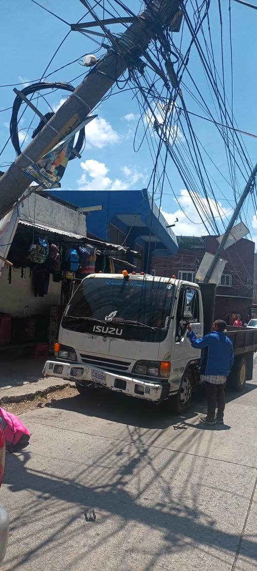 El camión se empotró en el poste de electricidad. (Foto: Emixtra)
