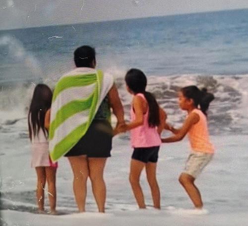 La última foto que habría sido captada antes de que tres hermanitas fueran arrastradas por el mar. (Foto: redes sociales)