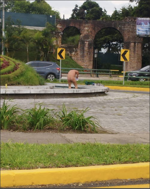 El hombre fue captado dándose un baño en la vía pública. (Foto: redes sociales)