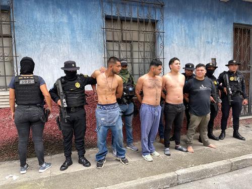 Los cuatro presuntos secuestradores que fueron detenidos en una vivienda en la zona 5 de la Ciudad de Guatemala. (Foto: cortesía)