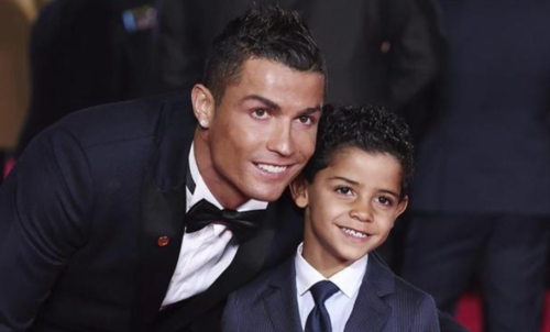Cristiano Ronaldo y su primer hijo. (Foto: Sport)