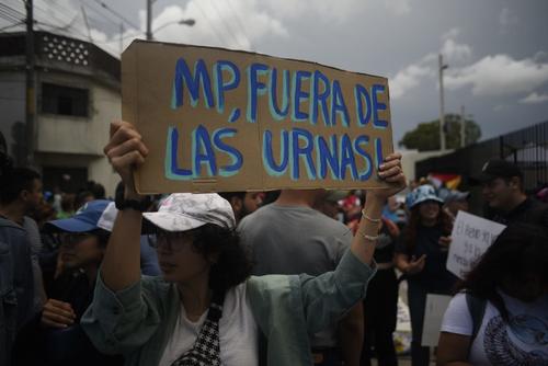 "Ministerio Público, fuera de las urnas", se lee en un cartel afuera del MP. (Foto: Wilder López / Soy502)