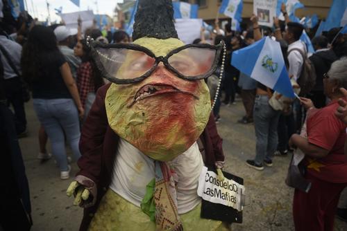 Consuelo Porras representada como una piñata del personaje de Monsters Inc, Roz. (Foto: Wilder López / Soy502)