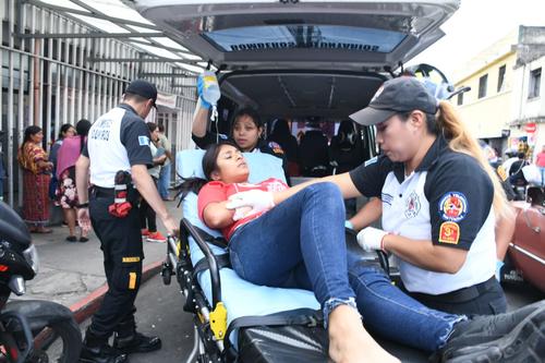 La joven mujer que resultó herida mientras realizaba compras y el guardia de seguridad accionó su arma de manera accidental. (Foto: Bomberos Voluntarios)