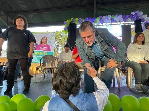 El candidato presidencial de Semilla, Bernardo Arévalo, sosteniendo encuentros con los pobladores de Quetzaltenango. (Foto: Movimiento Semilla)