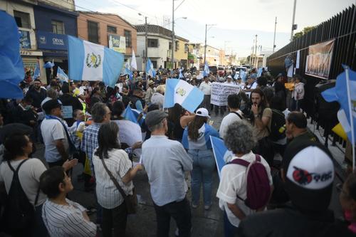Decenas de guatemaltecos acudieron a la manifestación en las afueras del MP. (Foto: Wilder López/Soy502)