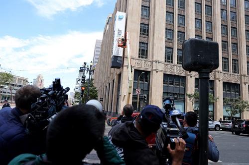 Fotógrafos retratando el momento en el que se retira el nombre de Twitter de la sede central en San Francisco. (Foto: AFP)