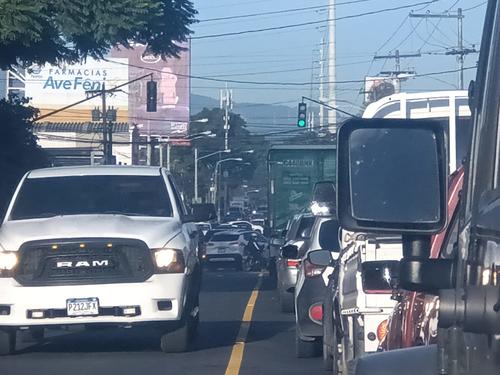 El tránsito es complicado en varios puntos de la ciudad de Guatemala debido al accidente en la cuesta de Villalobos. (Foto: Gustavo Méndez/Soy502)