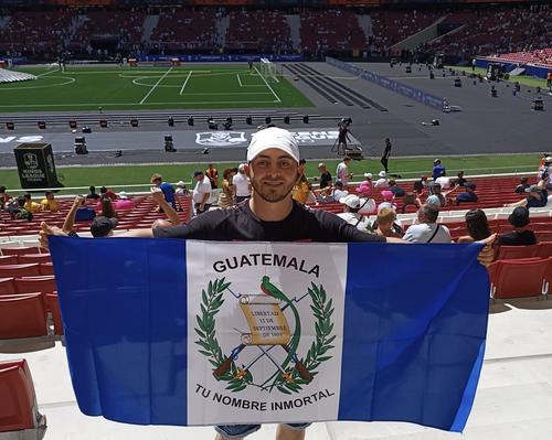 Keneth Cruz, originario de Chiquimula, apoyando a los Aniquiladores de Juan Garnizo, en el estadio Cívitas Metropolitano.

