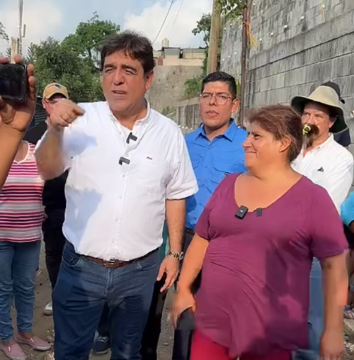 Carlos Pineda aseguró que llegó a Villa Nueva para ayudar a una mujer que tiene problemas con su vivienda. (Foto: captura de video)