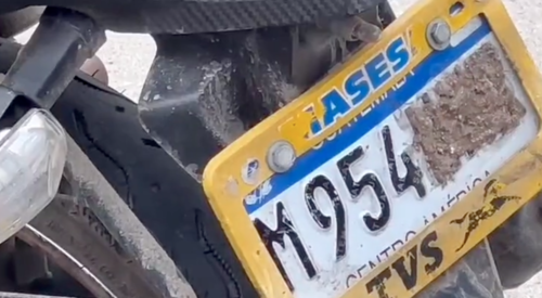 Los presuntos asaltantes viajaban en una motocicleta con la placa cubierta. (Foto: captura de video)