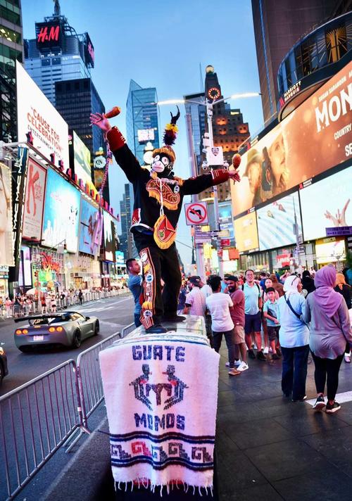 Jose Guix en Nueva York portando traje de danza de los micos