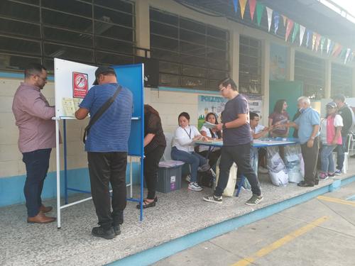 Algunos guatemaltecos acudieron a votar momentos antes de que fueran cerradas las urnas. (Foto: Karla Gutiérrez/Soy502)