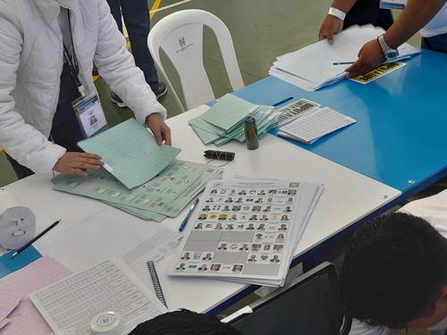 Las mesas receptoras de votos revisan las papeletas electorales. (Foto: Sandra Sebastian/Soy502)