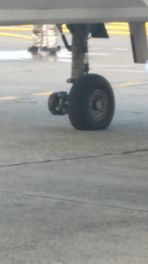 Un avión tuvo que realizar un aterrizaje de emergencia en el Aeropuerto La Aurora, debido a fallas y sobrecalentamiento. (Foto: Cruz Roja Guatemalteca)