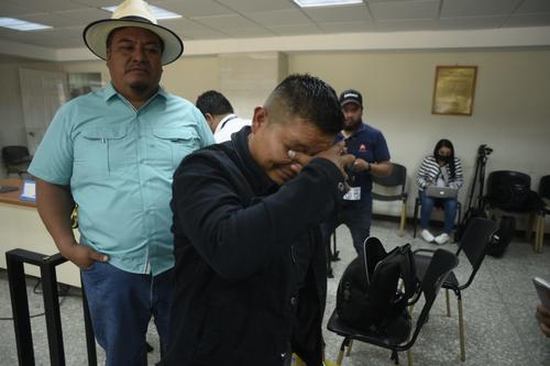 Rudy López lloró al escuchar la decisión del juez que lo dejó en libertad y sin ningún cargo en su contra. (Foto: Wilder López/Soy502)