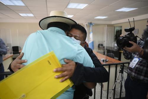 Rudy López abrazó a amigos y conocidos que lo acompañaron durante el proceso penal. (Foto: Wilder López/Soy502)
