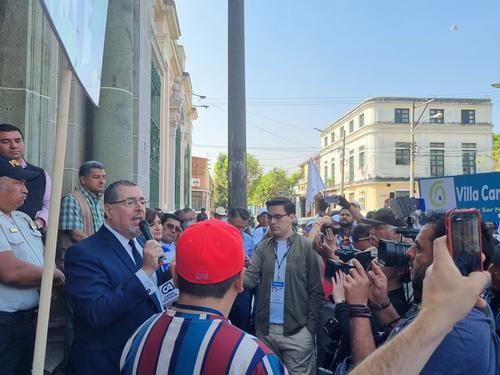 Bernardo Arévalo cuando salía del Registro de Ciudadanos, esta mañana. (Foto: Movimiento Semilla)