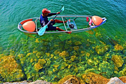 Los visitantes quedan sorprendidos con estos kayaks transparentes. (Foto: Mundo Abu)
