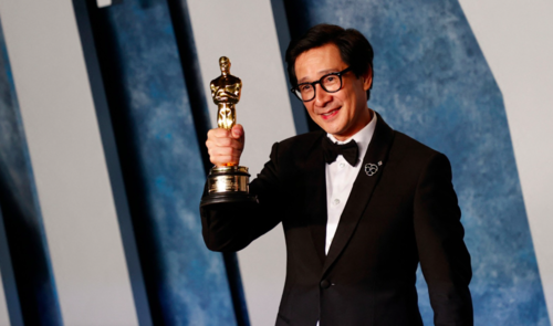 Ke Huy Quan al ganar el Oscar de la Academia. (Foto: AFP) 