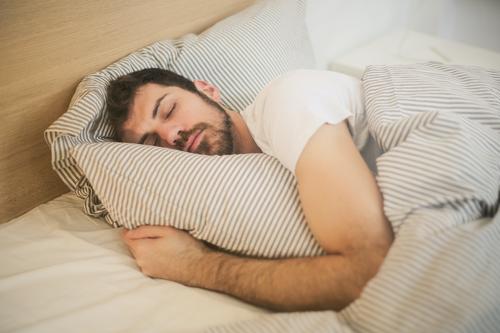 Dormir de lado es lo más saludable. (Foto: Pexels) 