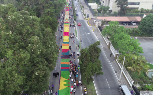 La elaboración de la alfombra más grande de la ciudad abarcará más sectores. (Foto: MuniGuate)
