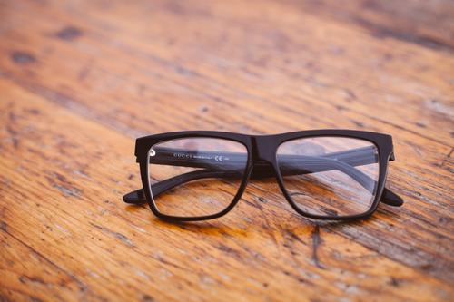 Debes limpiar tus lentes con jabón líquido neutro. (Foto: Pexels) 