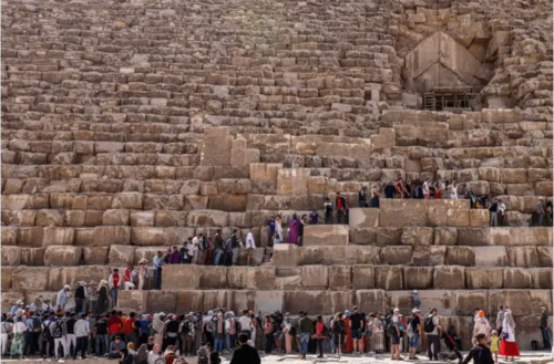 Turistas de la pirámide tras el hallazgo. (Foto: Khaled Desouki/AFP/Getty Images)