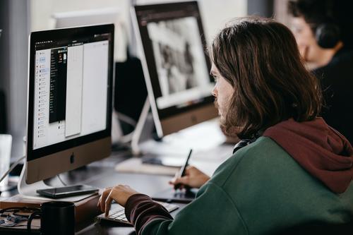 "El nivel de burnout y fatiga mental en los espacios de trabajo está incrementando" dice Martín Becerra. (Foto: Pexels) 